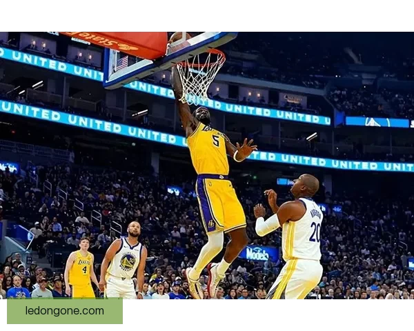 雷迪克称球队限制艾顿海斯三分詹姆斯表现依旧令人惊叹